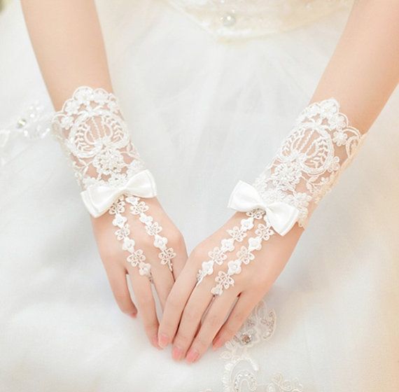 Essential Items for Brides: A Complete Guide to Wedding Gloves by Length ♡にて紹介している画像