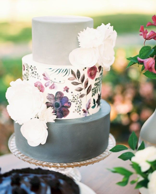 Stylish Wedding Cake with Paint Art: Original Designs Just as You Imagined!にて紹介している画像