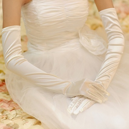 Essential Items for Brides: A Complete Guide to Wedding Gloves by Length ♡にて紹介している画像