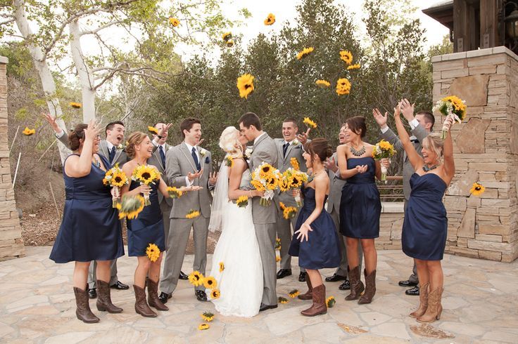 "I Want to Have a Bright and Cheerful Wedding Theme with Sunflowers This Summer"にて紹介している画像