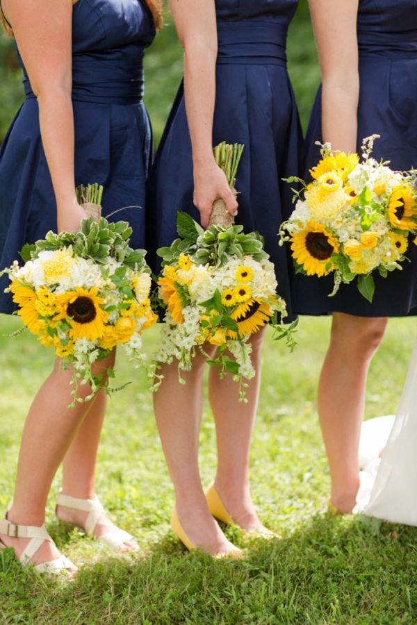 "I Want to Have a Bright and Cheerful Wedding Theme with Sunflowers This Summer"にて紹介している画像
