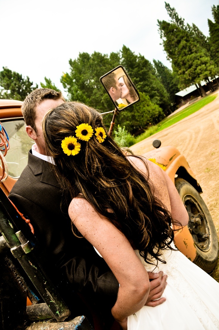 "I Want to Have a Bright and Cheerful Wedding Theme with Sunflowers This Summer"にて紹介している画像