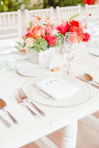 A Simple and Romantic Table Setting in Whiteにて紹介している画像