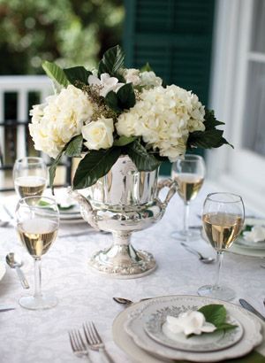 A Simple and Romantic Table Setting in Whiteにて紹介している画像