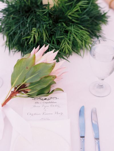 A Simple and Romantic Table Setting in Whiteにて紹介している画像