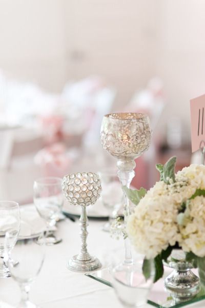 A Simple and Romantic Table Setting in Whiteにて紹介している画像