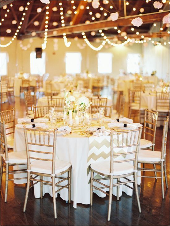 A Simple and Romantic Table Setting in Whiteにて紹介している画像