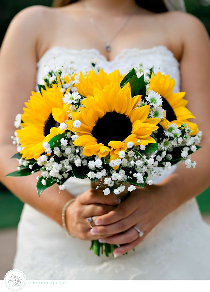 "I Want to Have a Bright and Cheerful Wedding Theme with Sunflowers This Summer"にて紹介している画像
