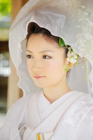 Stunning Beauty: The Divine Elegance of the White Wedding Kimono ♡にて紹介している画像
