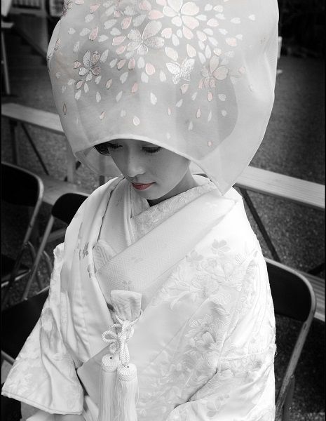 Stunning Beauty: The Divine Elegance of the White Wedding Kimono ♡にて紹介している画像