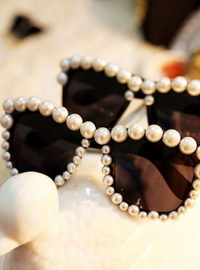 Fashionable Style♡ "Wedding Dress + Sunglasses" is Super Cool!*にて紹介している画像