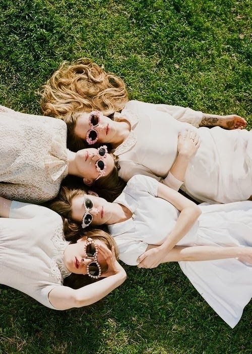 Fashionable Style♡ "Wedding Dress + Sunglasses" is Super Cool!*にて紹介している画像