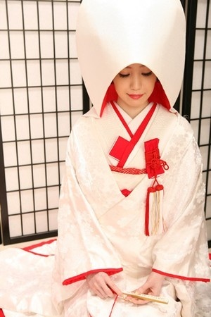 Stunning Beauty: The Divine Elegance of the White Wedding Kimono ♡にて紹介している画像