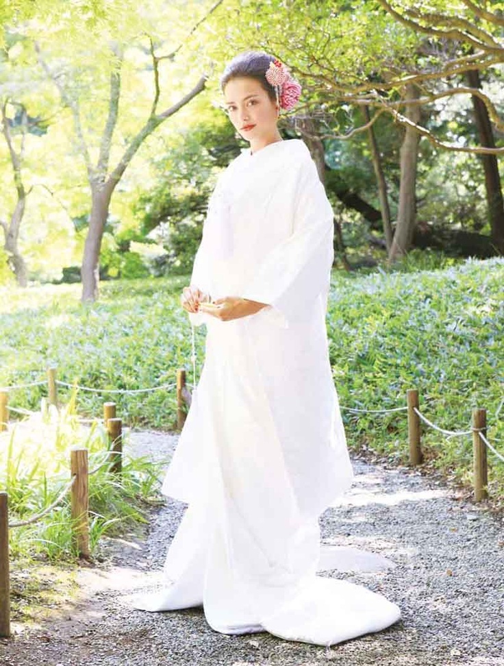 Stunning Beauty: The Divine Elegance of the White Wedding Kimono ♡にて紹介している画像