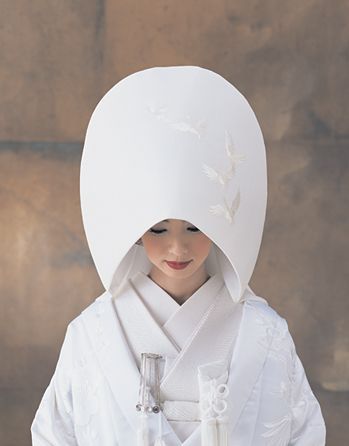 Stunning Beauty: The Divine Elegance of the White Wedding Kimono ♡にて紹介している画像