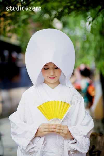 Stunning Beauty: The Divine Elegance of the White Wedding Kimono ♡にて紹介している画像