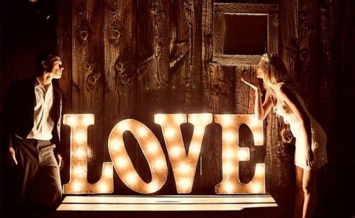 "DIY Methods and Uses of Marquee Lights for an Overseas Wedding Vibe!"にて紹介している画像