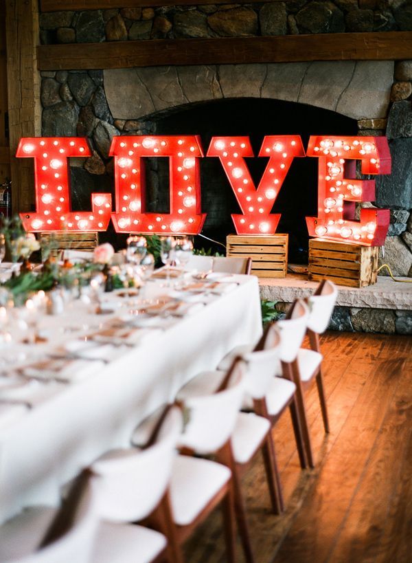 "DIY Methods and Uses of Marquee Lights for an Overseas Wedding Vibe!"にて紹介している画像