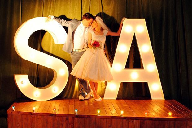 "DIY Methods and Uses of Marquee Lights for an Overseas Wedding Vibe!"にて紹介している画像