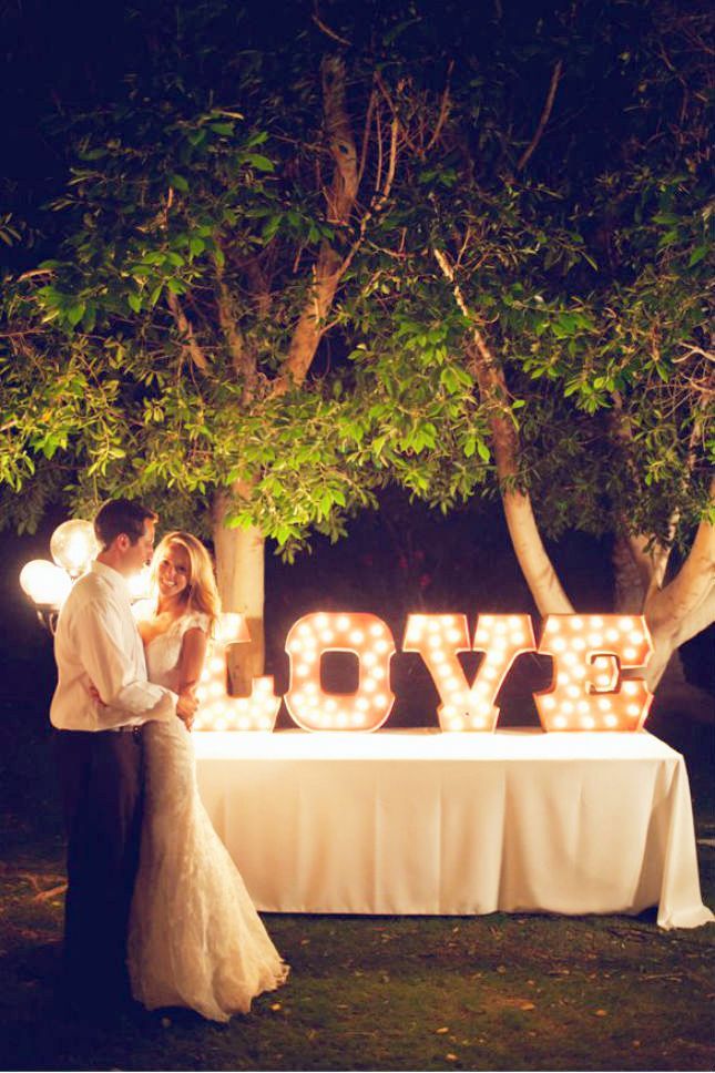 "DIY Methods and Uses of Marquee Lights for an Overseas Wedding Vibe!"にて紹介している画像