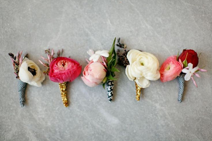 "Gathering Stylish Images of the Groom's Boutonniere: A Chic Corsage for the Occasion"にて紹介している画像