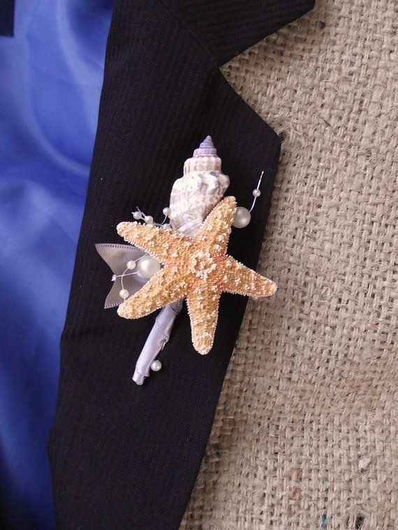 "Gathering Stylish Images of the Groom's Boutonniere: A Chic Corsage for the Occasion"にて紹介している画像