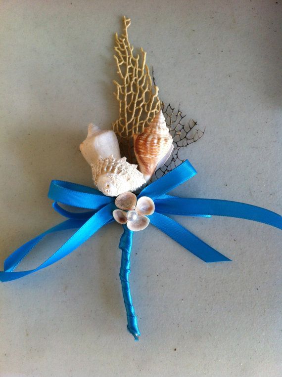 "Gathering Stylish Images of the Groom's Boutonniere: A Chic Corsage for the Occasion"にて紹介している画像