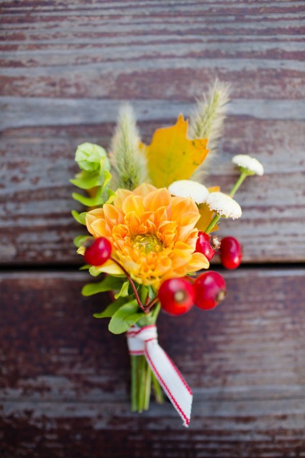 "Gathering Stylish Images of the Groom's Boutonniere: A Chic Corsage for the Occasion"にて紹介している画像