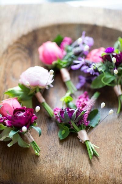 "Gathering Stylish Images of the Groom's Boutonniere: A Chic Corsage for the Occasion"にて紹介している画像
