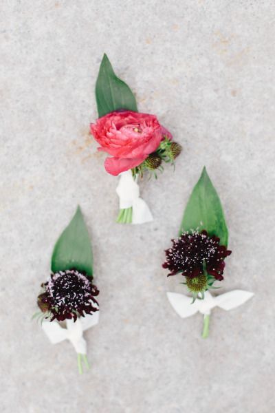 "Gathering Stylish Images of the Groom's Boutonniere: A Chic Corsage for the Occasion"にて紹介している画像