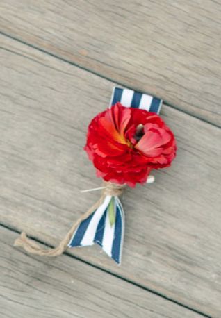 "Gathering Stylish Images of the Groom's Boutonniere: A Chic Corsage for the Occasion"にて紹介している画像