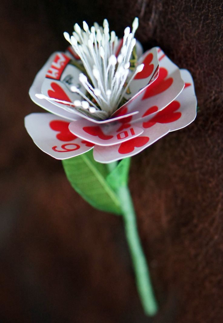 "Gathering Stylish Images of the Groom's Boutonniere: A Chic Corsage for the Occasion"にて紹介している画像