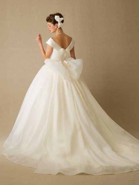 Eternal Bride Style: 3 Adorable Wedding Dress Brands with Princess Line Designs♡にて紹介している画像