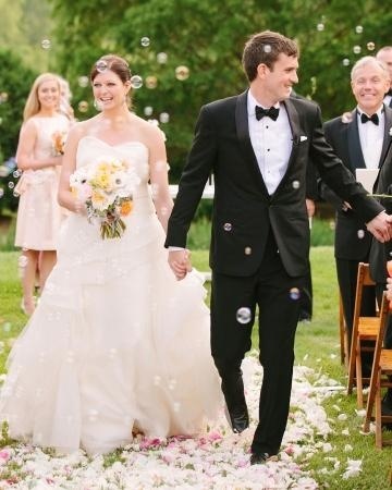 Cute Bubbles ♡ Ideas for Joyful Wedding Photos That Spark Happiness ♡にて紹介している画像