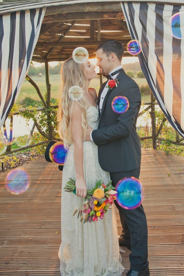 Cute Bubbles ♡ Ideas for Joyful Wedding Photos That Spark Happiness ♡にて紹介している画像