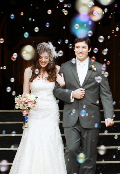Cute Bubbles ♡ Ideas for Joyful Wedding Photos That Spark Happiness ♡にて紹介している画像