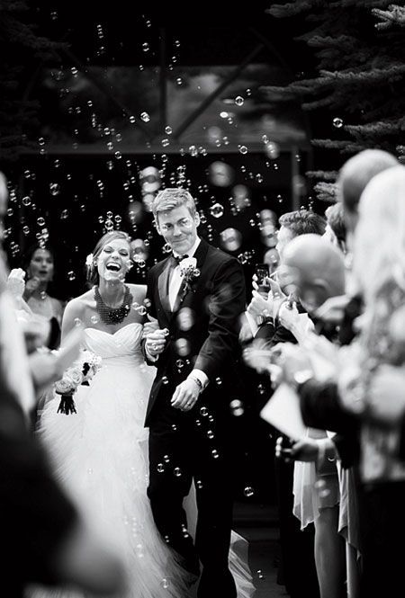 Cute Bubbles ♡ Ideas for Joyful Wedding Photos That Spark Happiness ♡にて紹介している画像