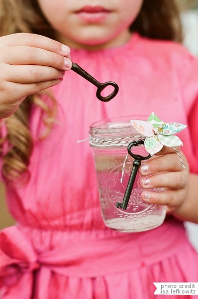 Cute Bubbles ♡ Ideas for Joyful Wedding Photos That Spark Happiness ♡にて紹介している画像