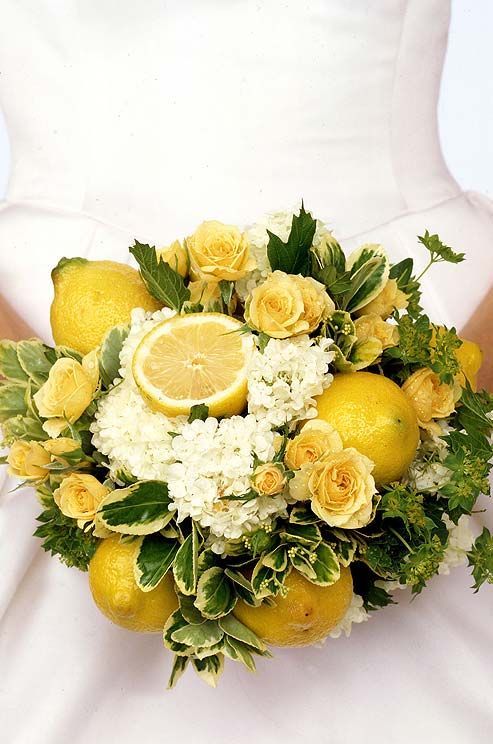 Juicy & Fresh: Adorable Fruit Mix Bouquets!にて紹介している画像