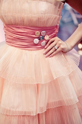 今年の秋のトレンド"ダスティーピンク"が可愛いwedding dressコレクション♡にて紹介している画像