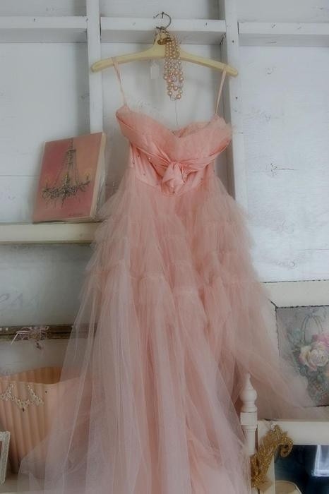 今年の秋のトレンド"ダスティーピンク"が可愛いwedding dressコレクション♡にて紹介している画像