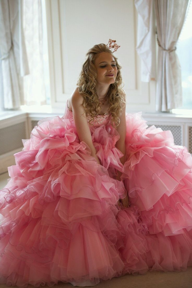 今年の秋のトレンド"ダスティーピンク"が可愛いwedding dressコレクション♡にて紹介している画像