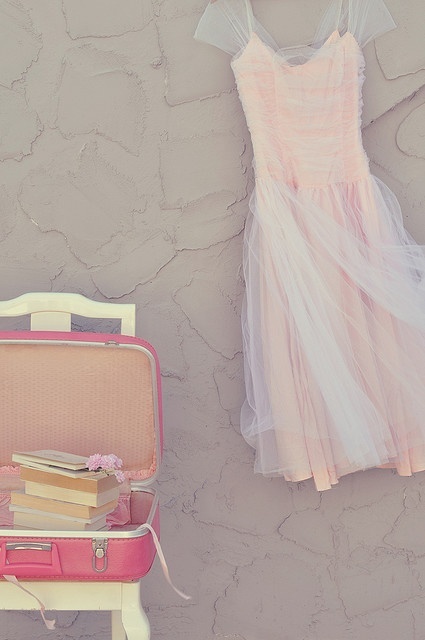 今年の秋のトレンド"ダスティーピンク"が可愛いwedding dressコレクション♡にて紹介している画像