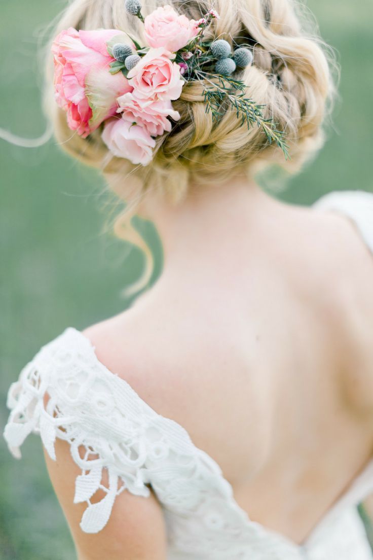 Find Your Ideal Bride Style! A Special Feature on Updo Hairstyles♡にて紹介している画像
