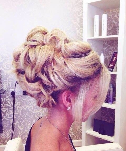 Find Your Ideal Bride Style! A Special Feature on Updo Hairstyles♡にて紹介している画像