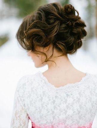 Find Your Ideal Bride Style! A Special Feature on Updo Hairstyles♡にて紹介している画像