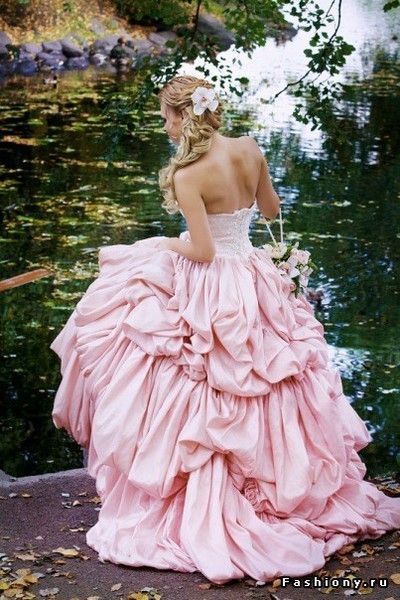 今年の秋のトレンド"ダスティーピンク"が可愛いwedding dressコレクション♡にて紹介している画像