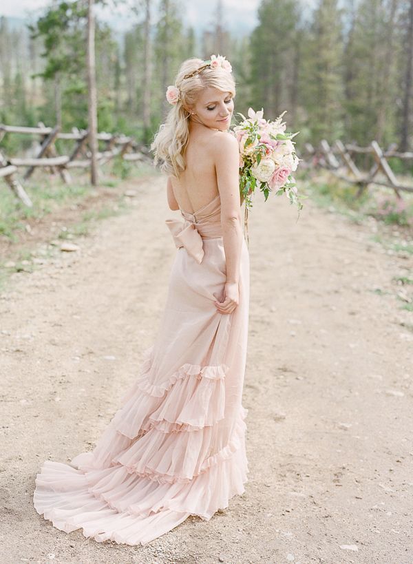 今年の秋のトレンド"ダスティーピンク"が可愛いwedding dressコレクション♡にて紹介している画像