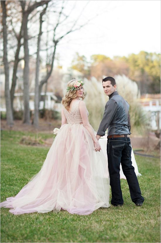 今年の秋のトレンド"ダスティーピンク"が可愛いwedding dressコレクション♡にて紹介している画像