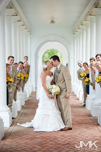 Charming Wedding with Complete Gray and Yellow Color Coordination♡にて紹介している画像